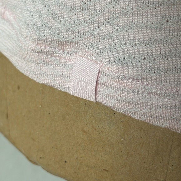 Lululemon sz 8 pink short sleeve T, no fabric tag great pre owned condition - Picture 6 of 6